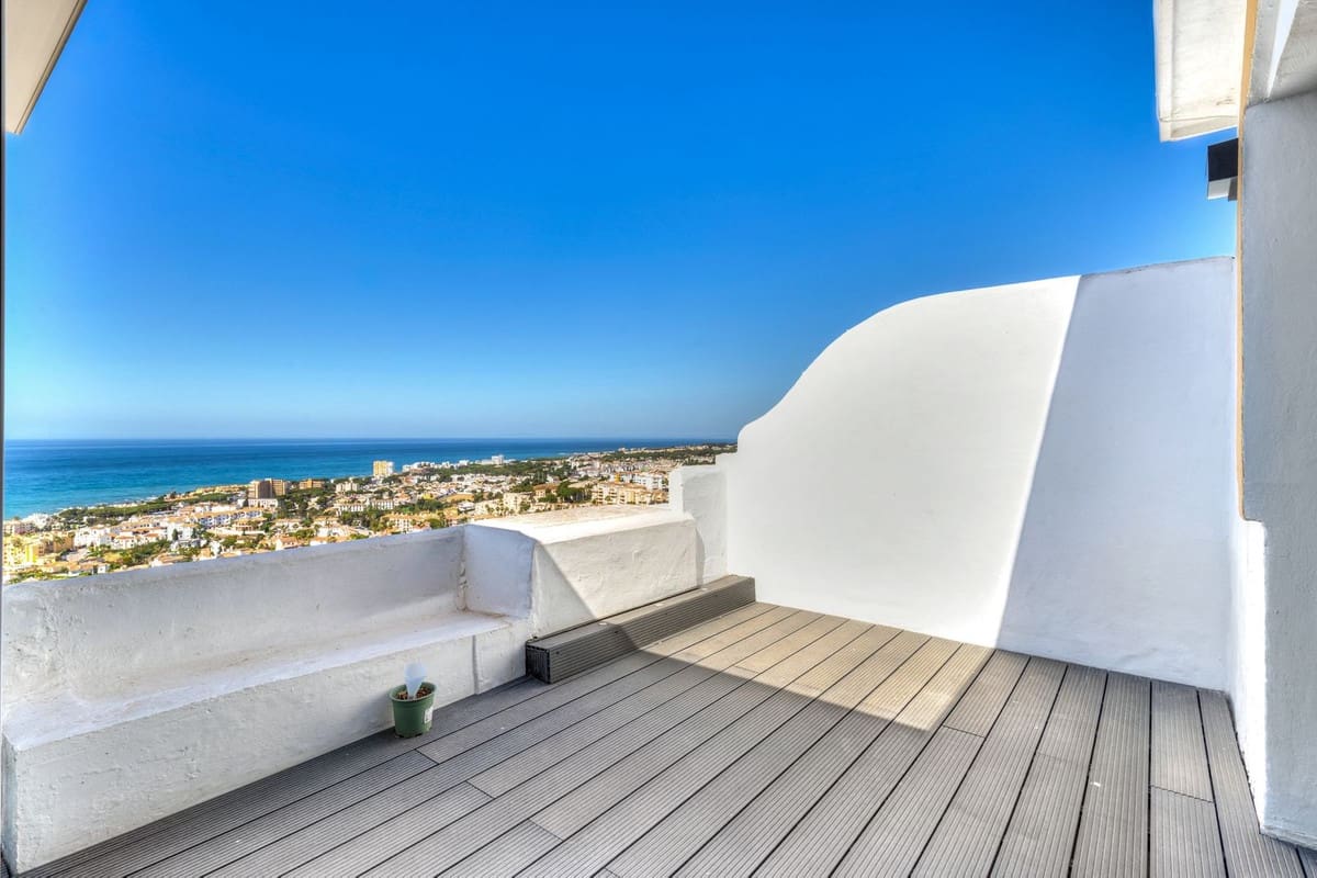 3 bedroom Penthouse for sale in Mijas Costa with pool - € 559,000 (Ref: 9893082)