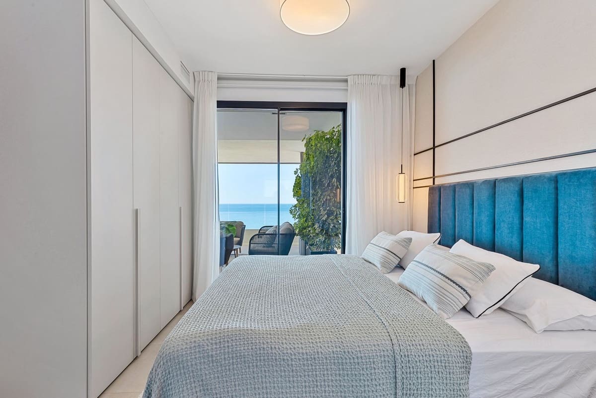 Apartamento de 2 habitaciones en Fuengirola en venta con piscina garaje - 885.000 € (Ref: 9902458)