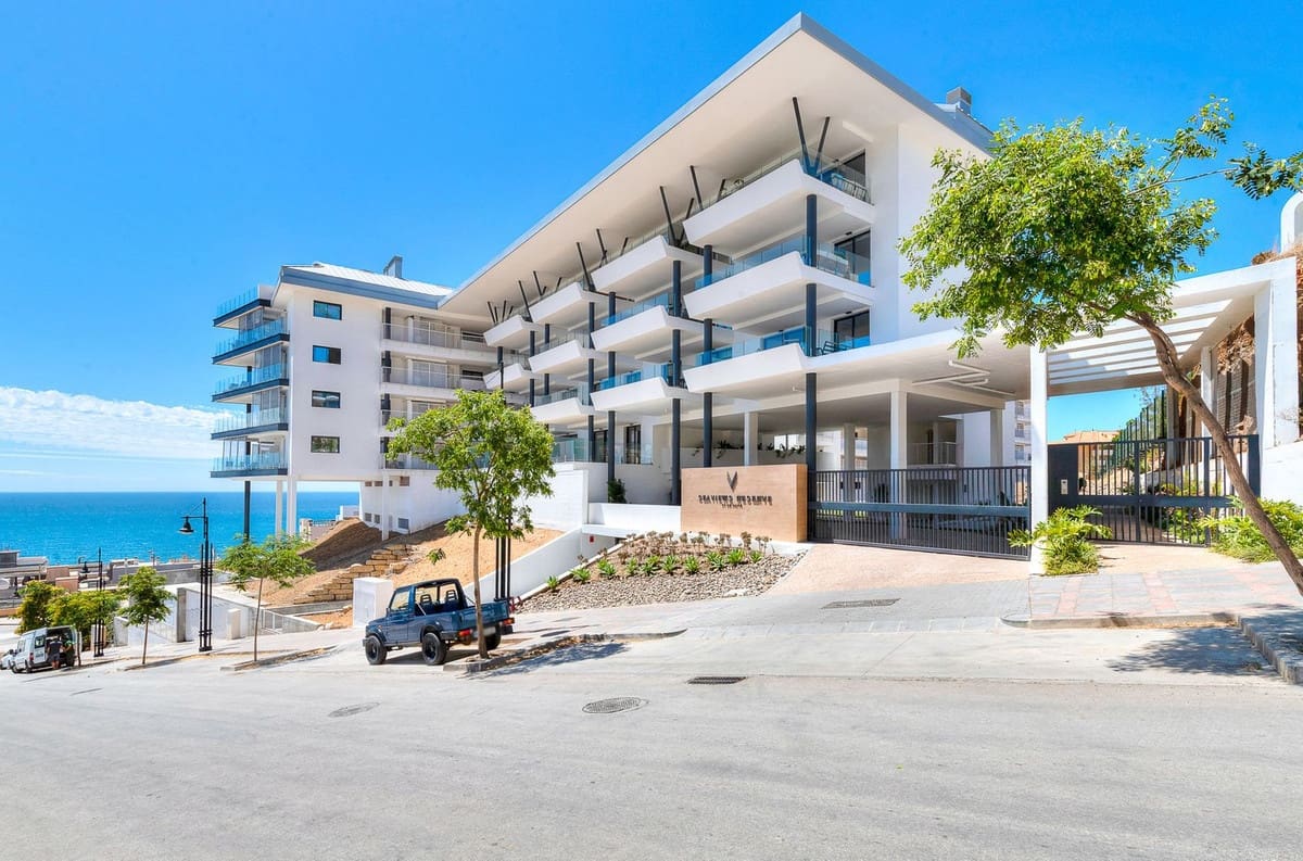 Apartamento de 2 habitaciones en Fuengirola en venta con piscina garaje - 885.000 € (Ref: 9902458)
