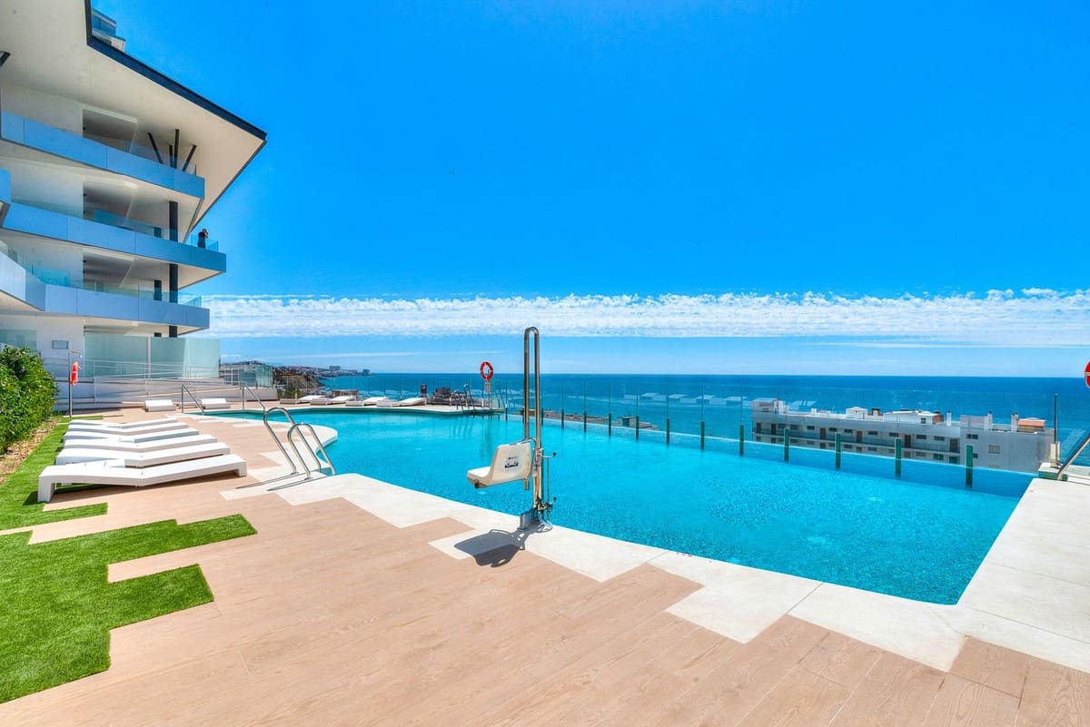 Apartamento de 2 habitaciones en Fuengirola en venta con piscina garaje - 885.000 € (Ref: 9902458)