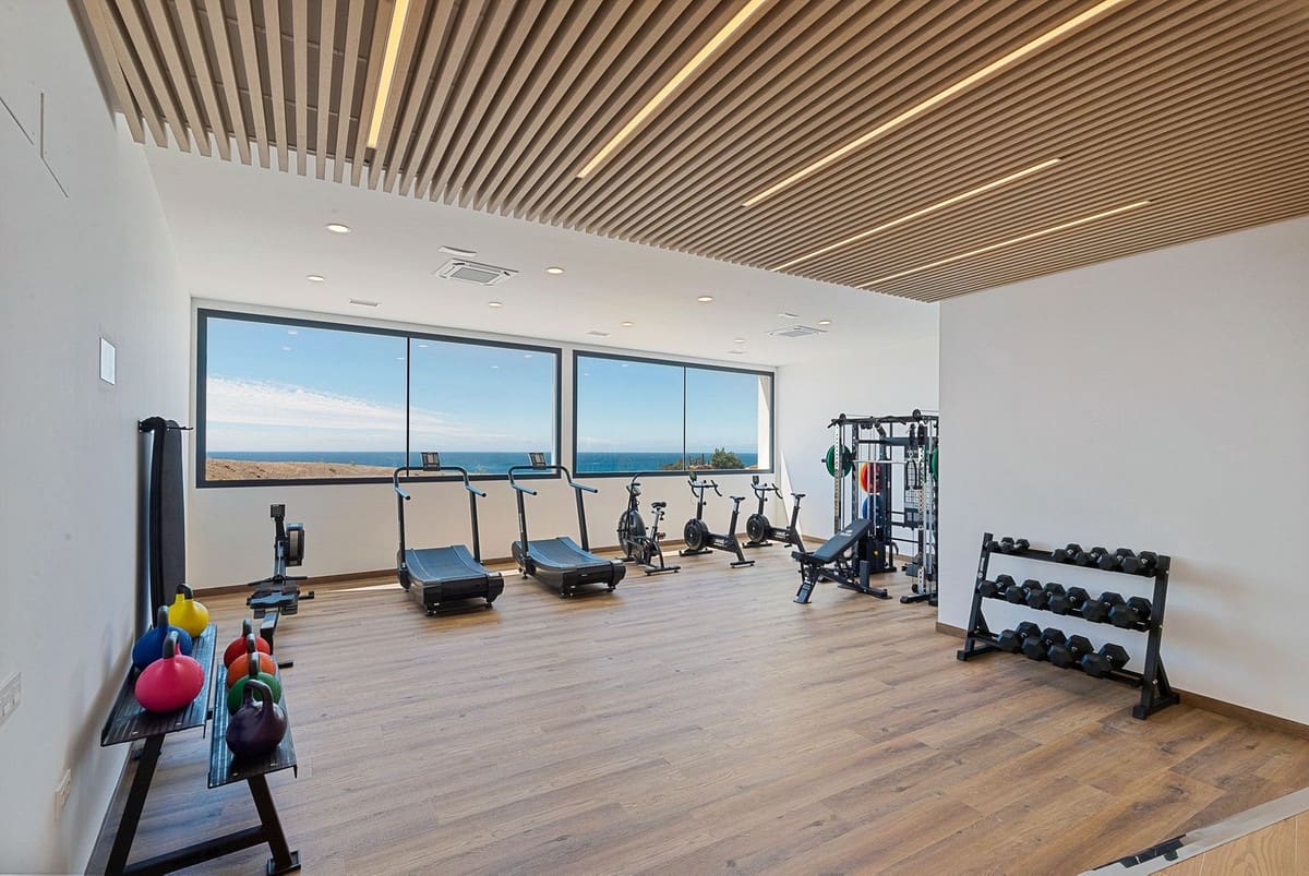 Apartamento de 2 habitaciones en Fuengirola en venta con piscina garaje - 885.000 € (Ref: 9902458)
