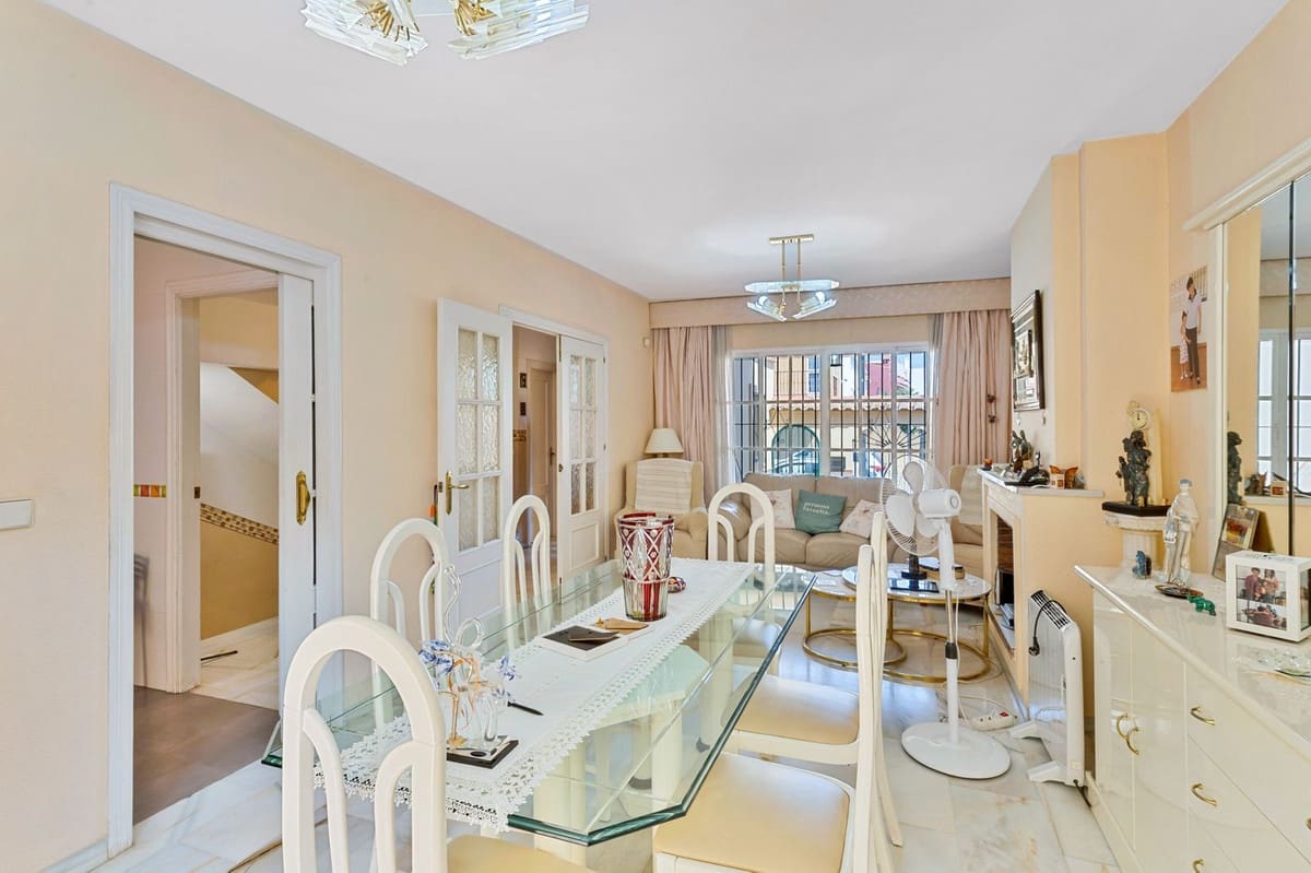 4 makuuhuone Omakotitalo myytävänä paikassa Mijas mukana 
autotalli - 495 000 € (Ref: 9922718)