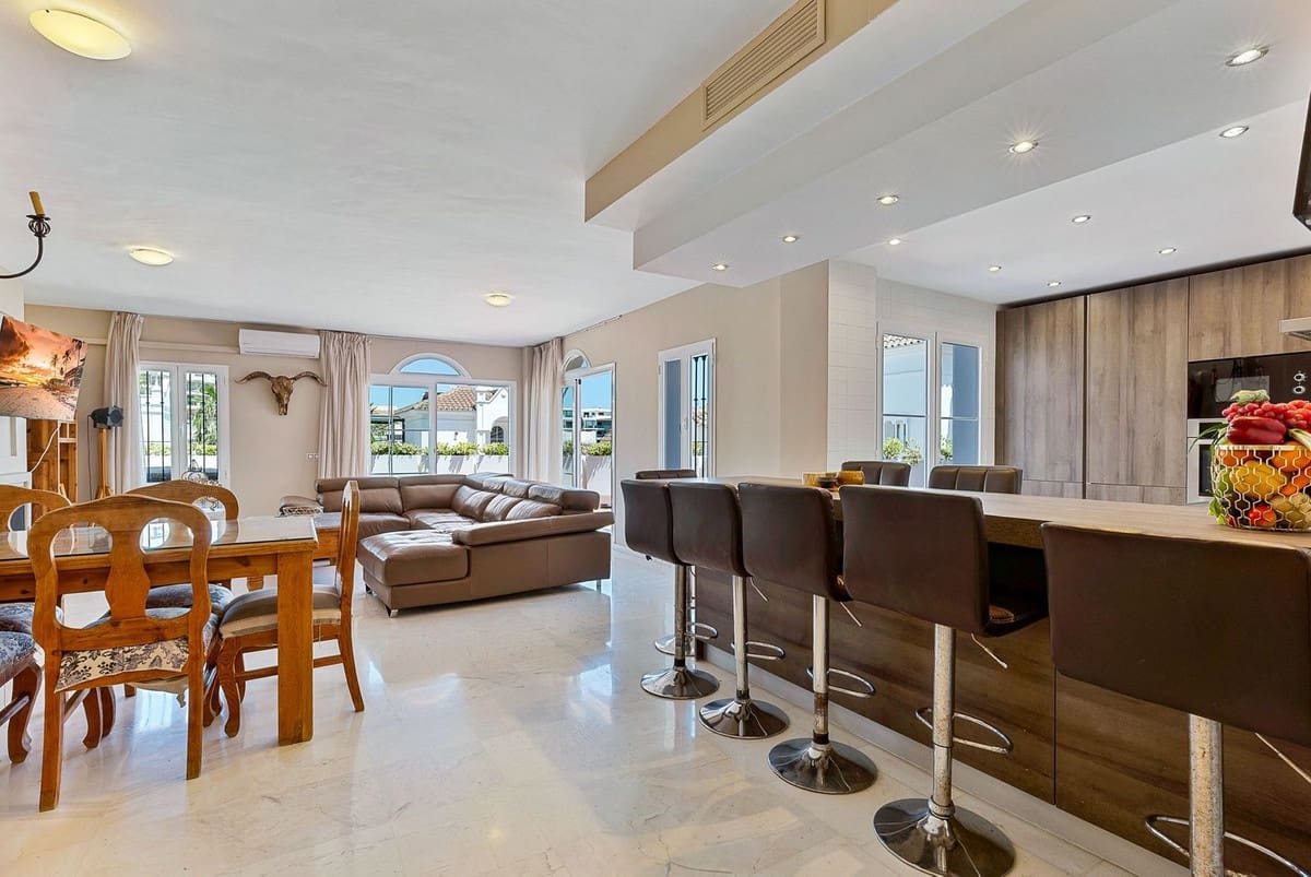 3 soverom Hus til salgs i Mijas Costa med svømmebasseng garasje - € 690 000 (Ref: 9977730)