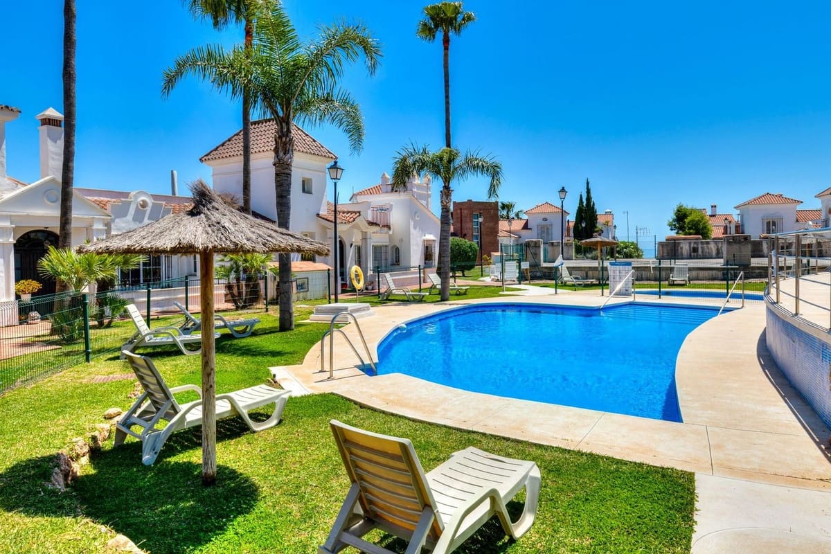 3 soverom Hus til salgs i Mijas Costa med svømmebasseng garasje - € 690 000 (Ref: 9977730)