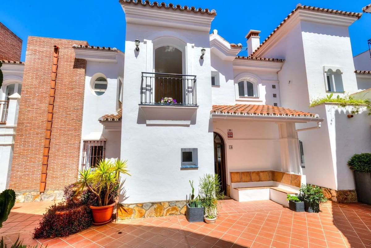 3 soverom Hus til salgs i Mijas Costa med svømmebasseng garasje - € 690 000 (Ref: 9977730)