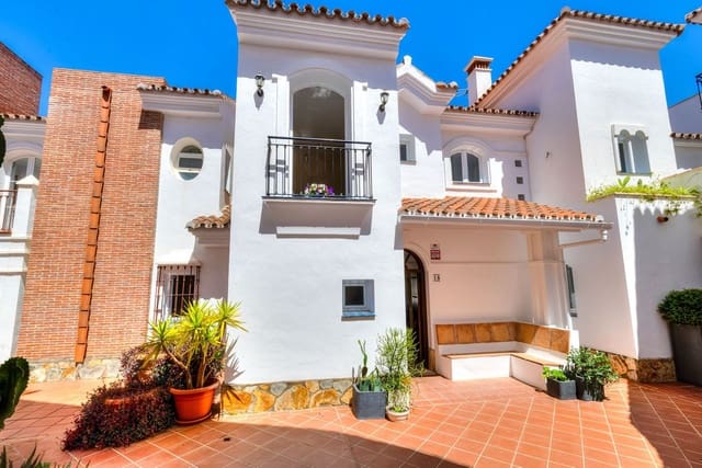 3 soverom Hus til salgs i Mijas Costa, Mijas med svømmebasseng garasje - € 690 000 (Ref: 9977730)