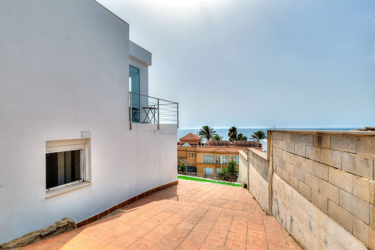 4 Zimmer Villa zu verkaufen in Mijas Costa mit Pool Garage - 990.000 € (Ref: 9999394)