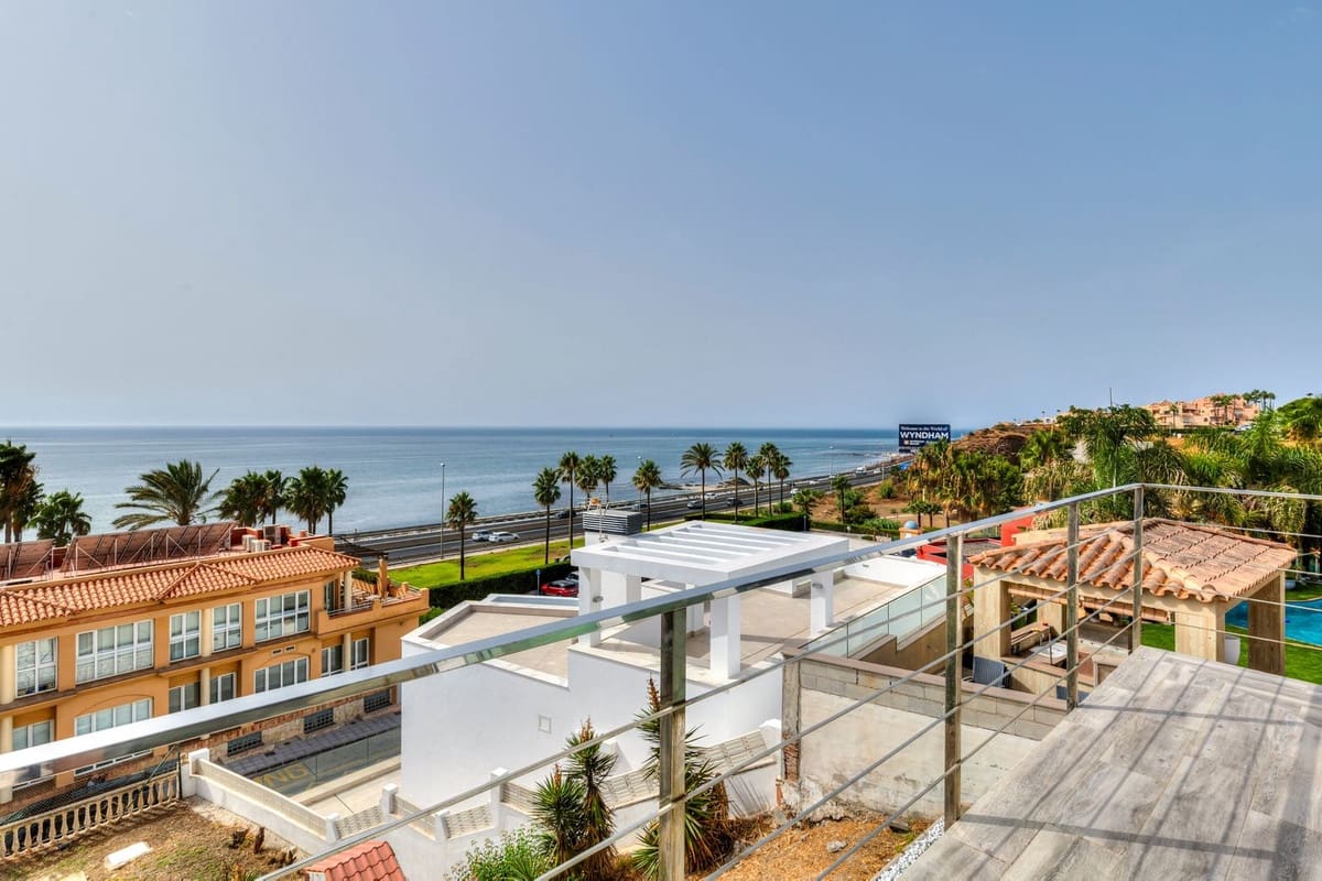 4 Zimmer Villa zu verkaufen in Mijas Costa mit Pool Garage - 990.000 € (Ref: 9999394)