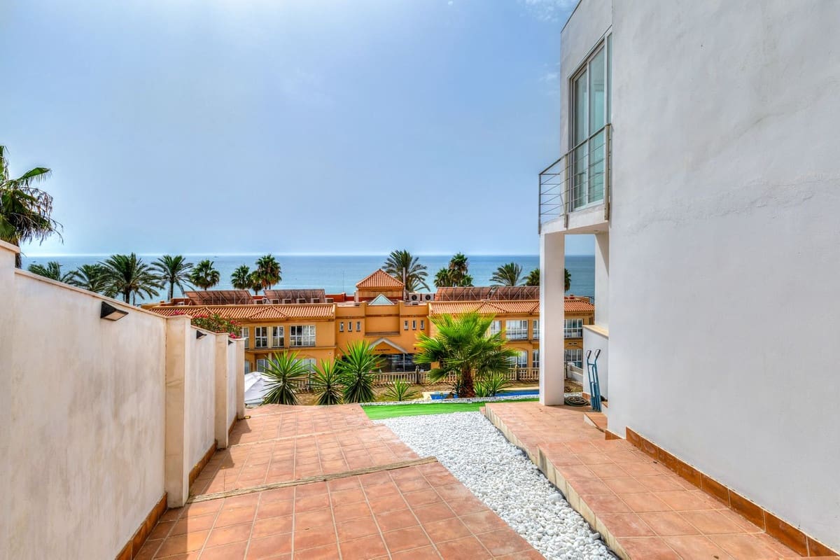 4 Zimmer Villa zu verkaufen in Mijas Costa mit Pool Garage - 990.000 € (Ref: 9999394)