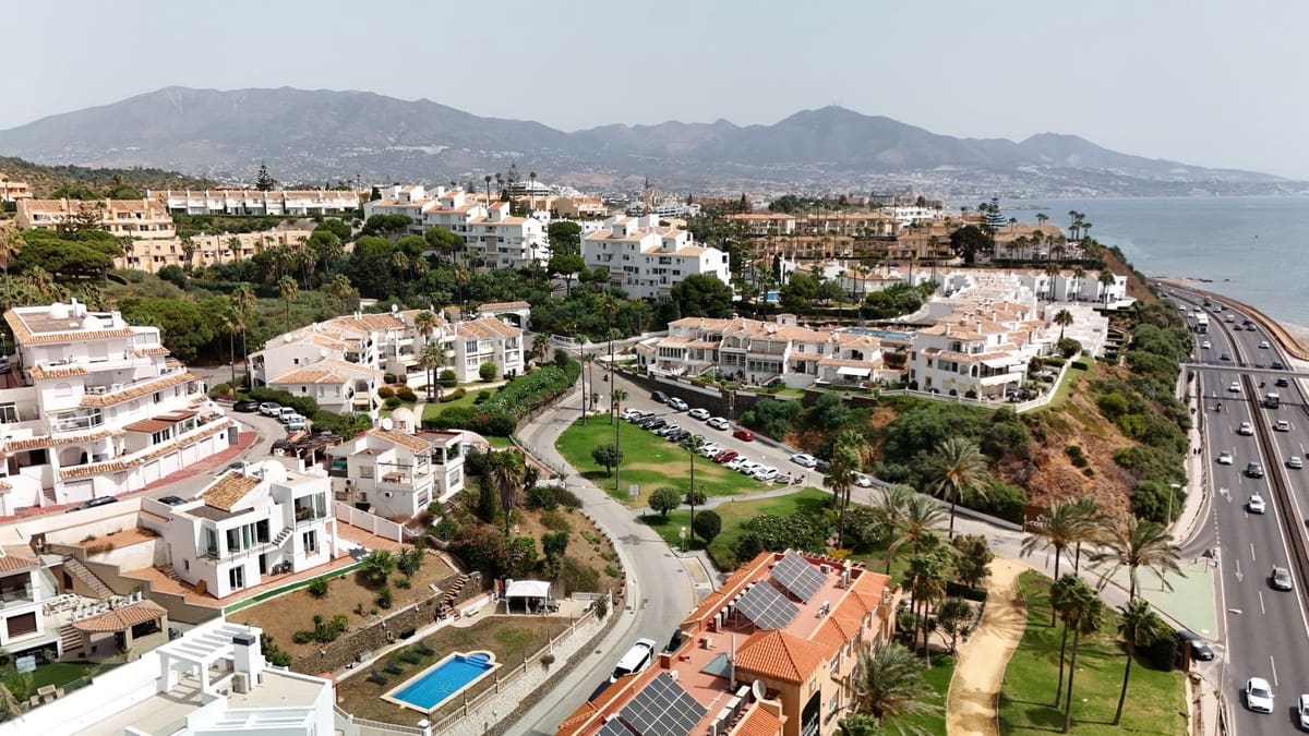 4 Zimmer Villa zu verkaufen in Mijas Costa mit Pool Garage - 990.000 € (Ref: 9999394)