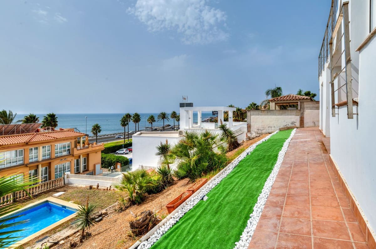 4 Zimmer Villa zu verkaufen in Mijas Costa mit Pool Garage - 990.000 € (Ref: 9999394)