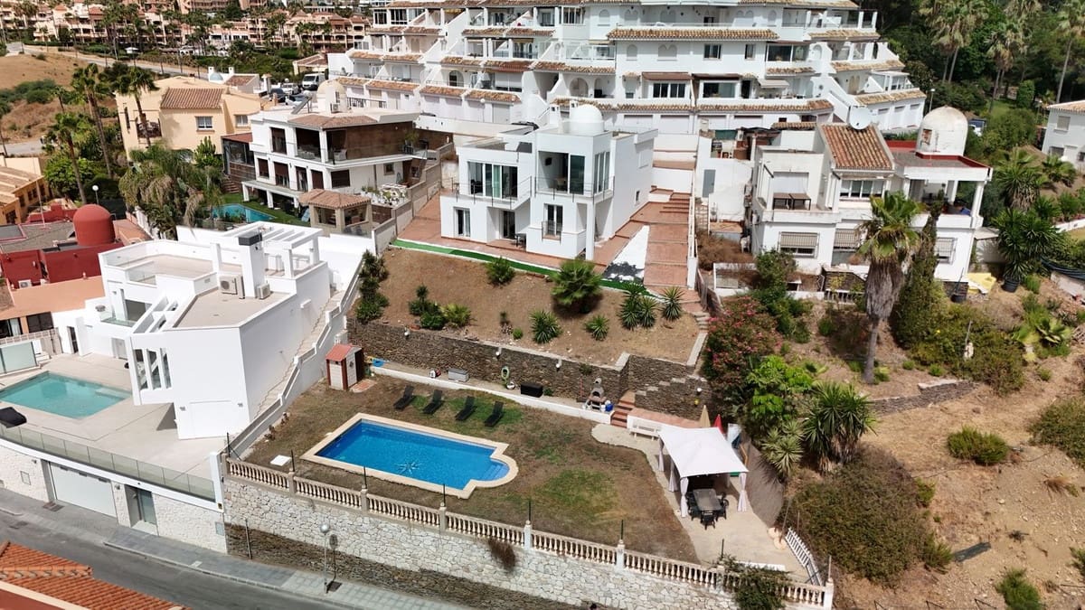 4 Zimmer Villa zu verkaufen in Mijas Costa mit Pool Garage - 990.000 € (Ref: 9999394)