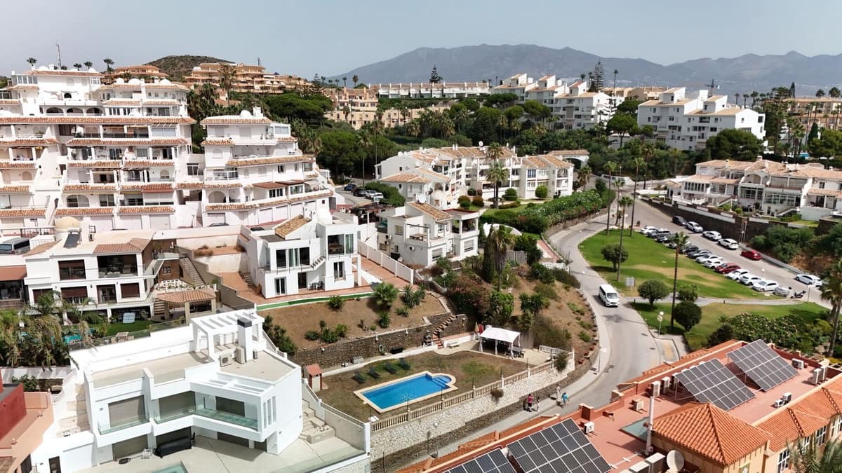 4 Zimmer Villa zu verkaufen in Mijas Costa mit Pool Garage - 990.000 € (Ref: 9999394)