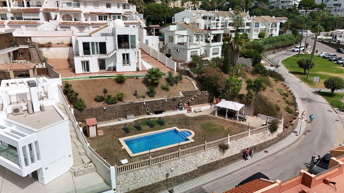 4 Zimmer Villa zu verkaufen in Mijas Costa mit Pool Garage - 990.000 € (Ref: 9999394)