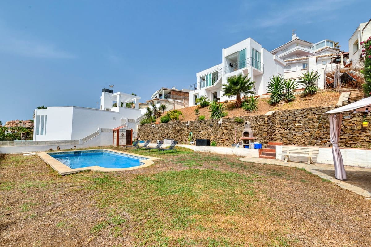 4 Zimmer Villa zu verkaufen in Mijas Costa mit Pool Garage - 990.000 € (Ref: 9999394)