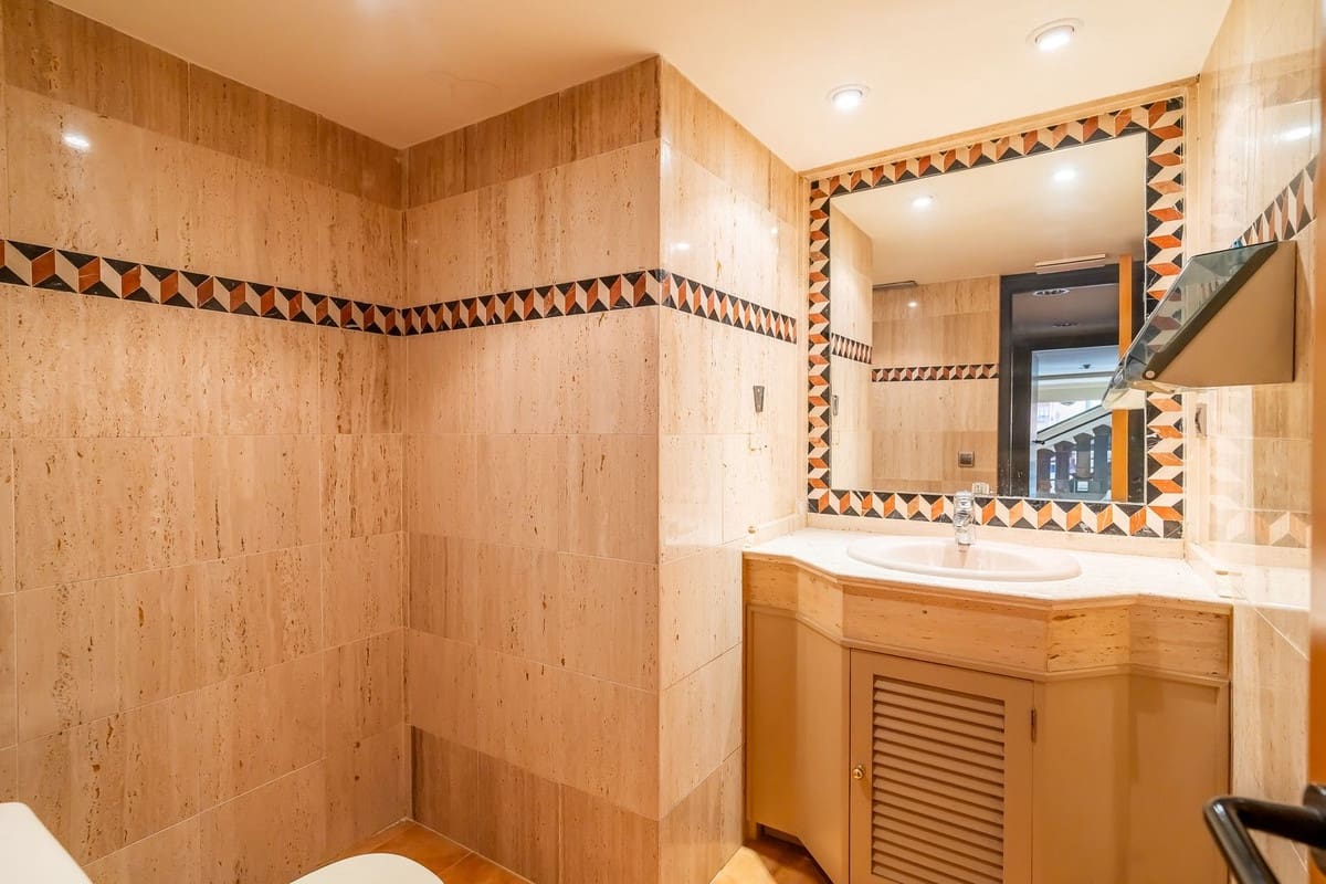 9 chambre Local Commercial à vendre à Marbella - 1 650 000 € (Ref: 9999395)