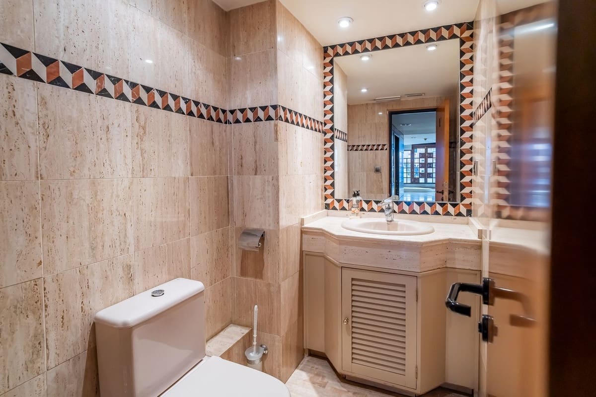 9 chambre Local Commercial à vendre à Marbella - 1 650 000 € (Ref: 9999395)