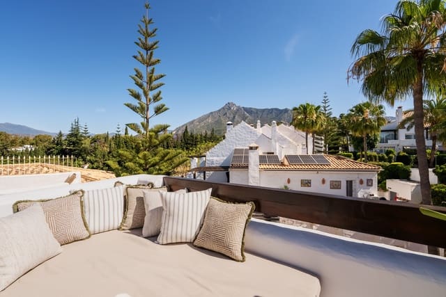 5 sypialnia Dom na sprzedaż w Lomas De Marbella, Marbella z basenem garażem - 2 495 000 € (Ref: 10185360)