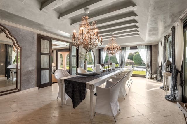 8 sypialnia Willa na sprzedaż w El Paraiso, Estepona z basenem garażem - 13 500 000 € (Ref: 10185406)