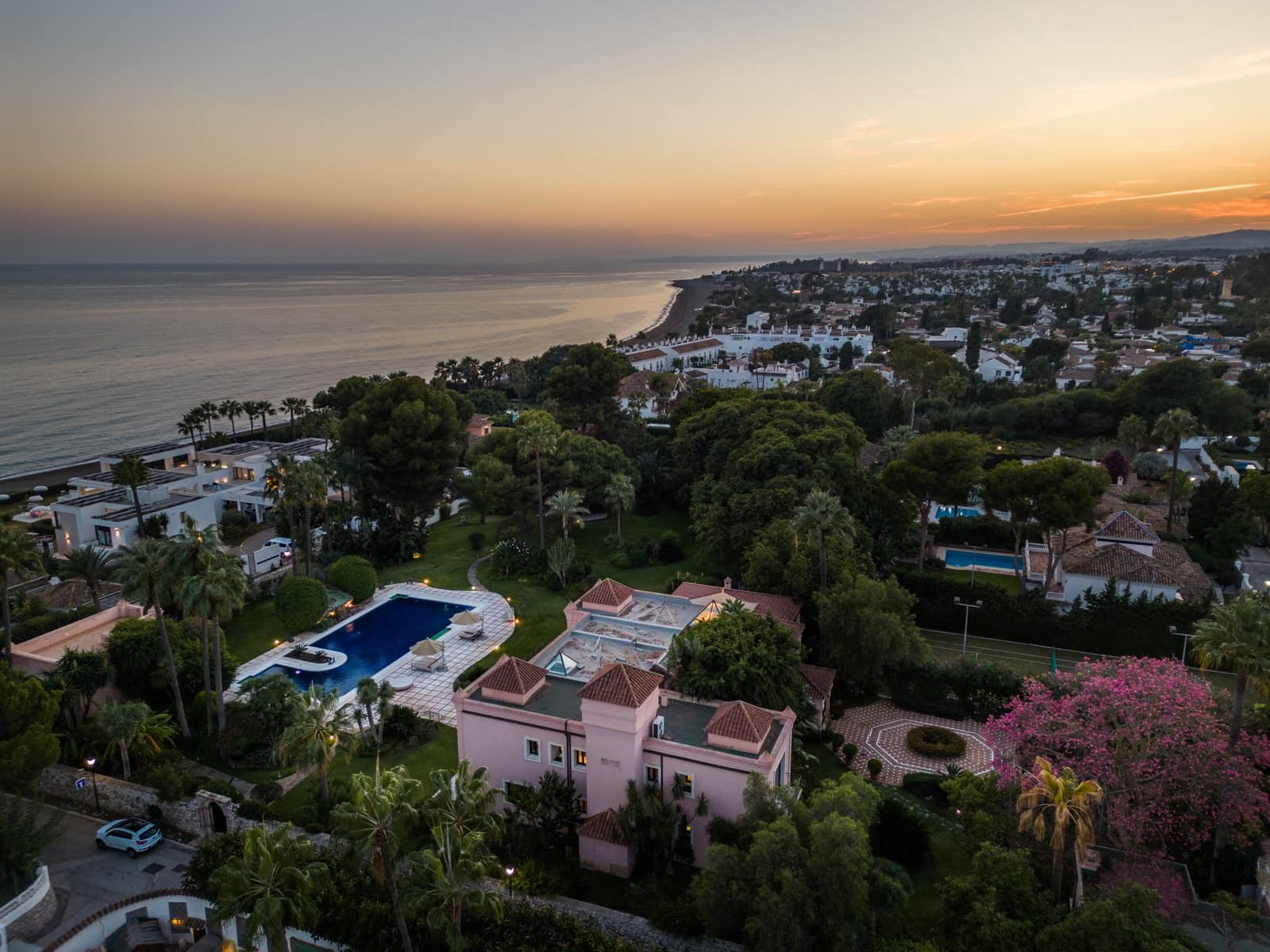 8 sypialnia Willa na sprzedaż w El Paraiso z basenem garażem - 13 500 000 € (Ref: 10185406)