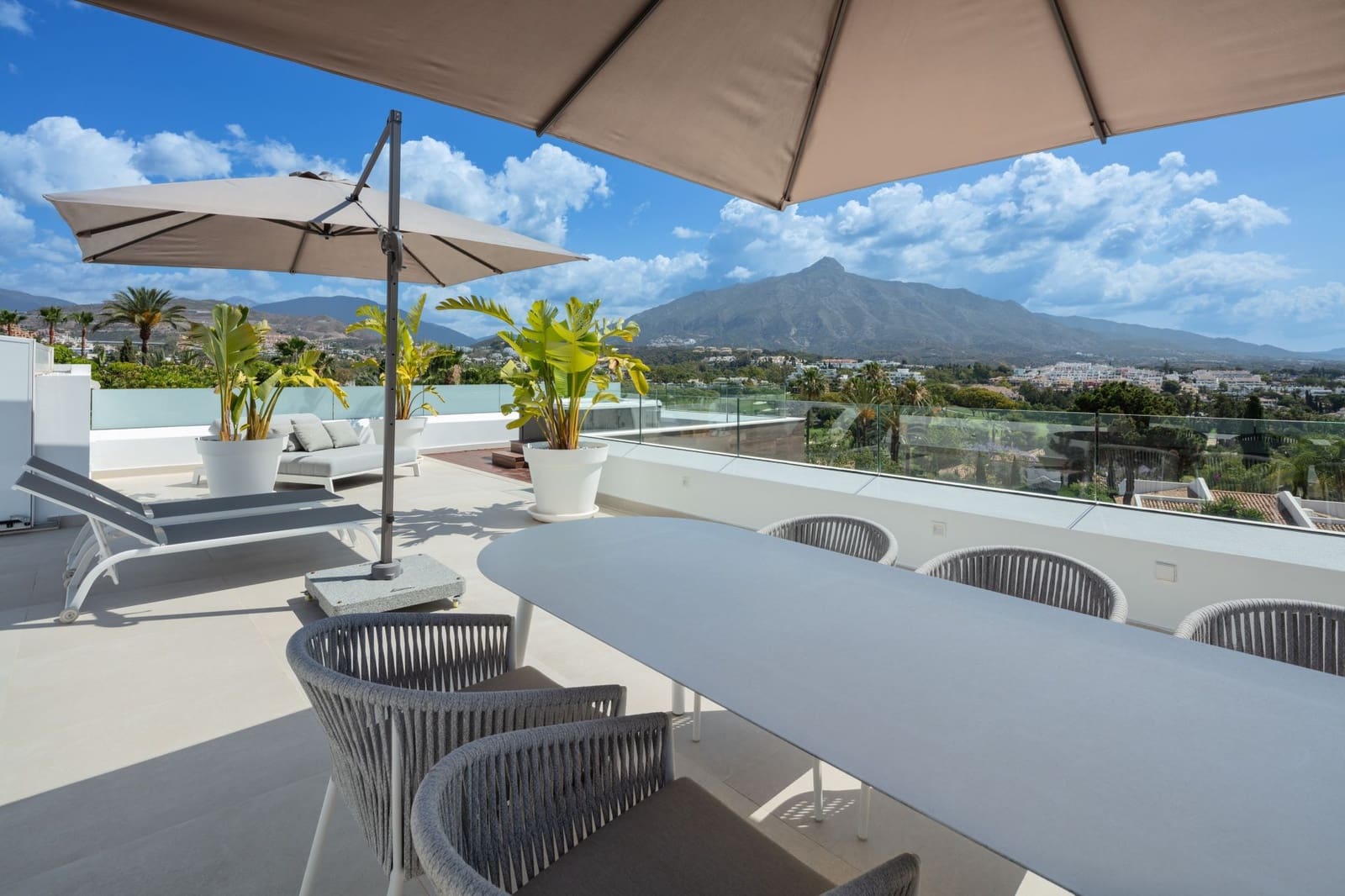 5 soverom Villa til salgs i Nueva Andalucia med svømmebasseng garasje - € 4 990 000 (Ref: 10186457)
