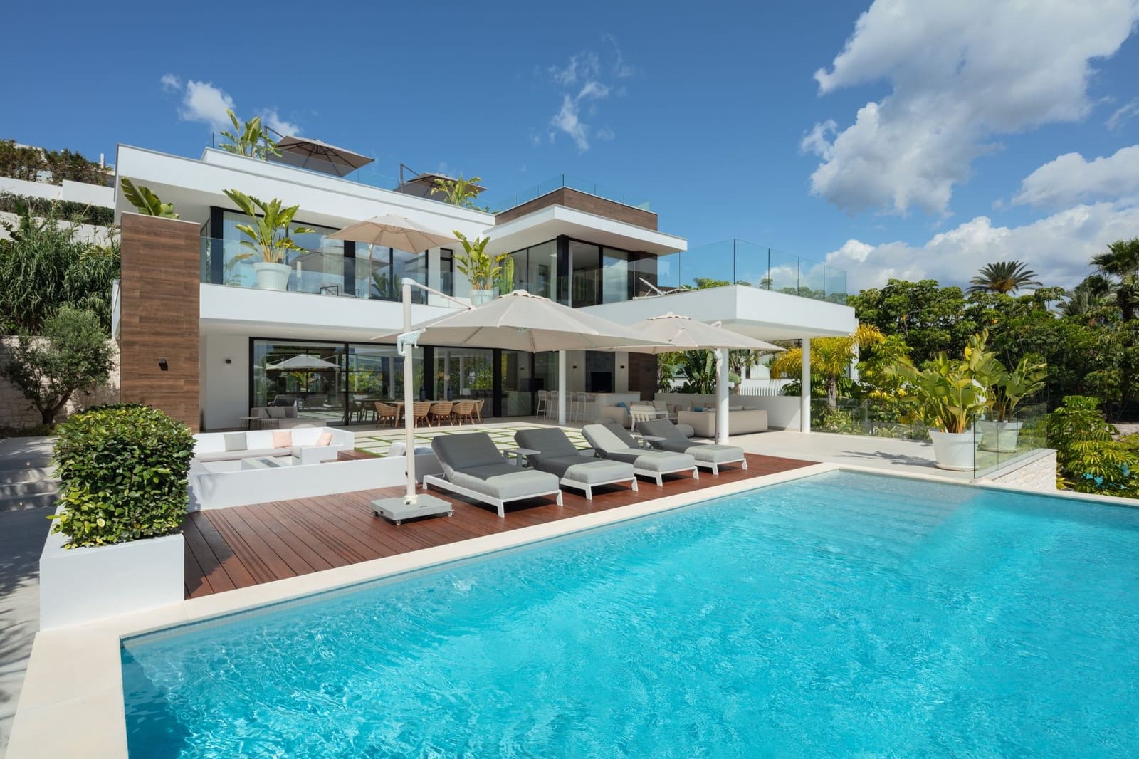 5 soverom Villa til salgs i Nueva Andalucia med svømmebasseng garasje - € 4 990 000 (Ref: 10186457)