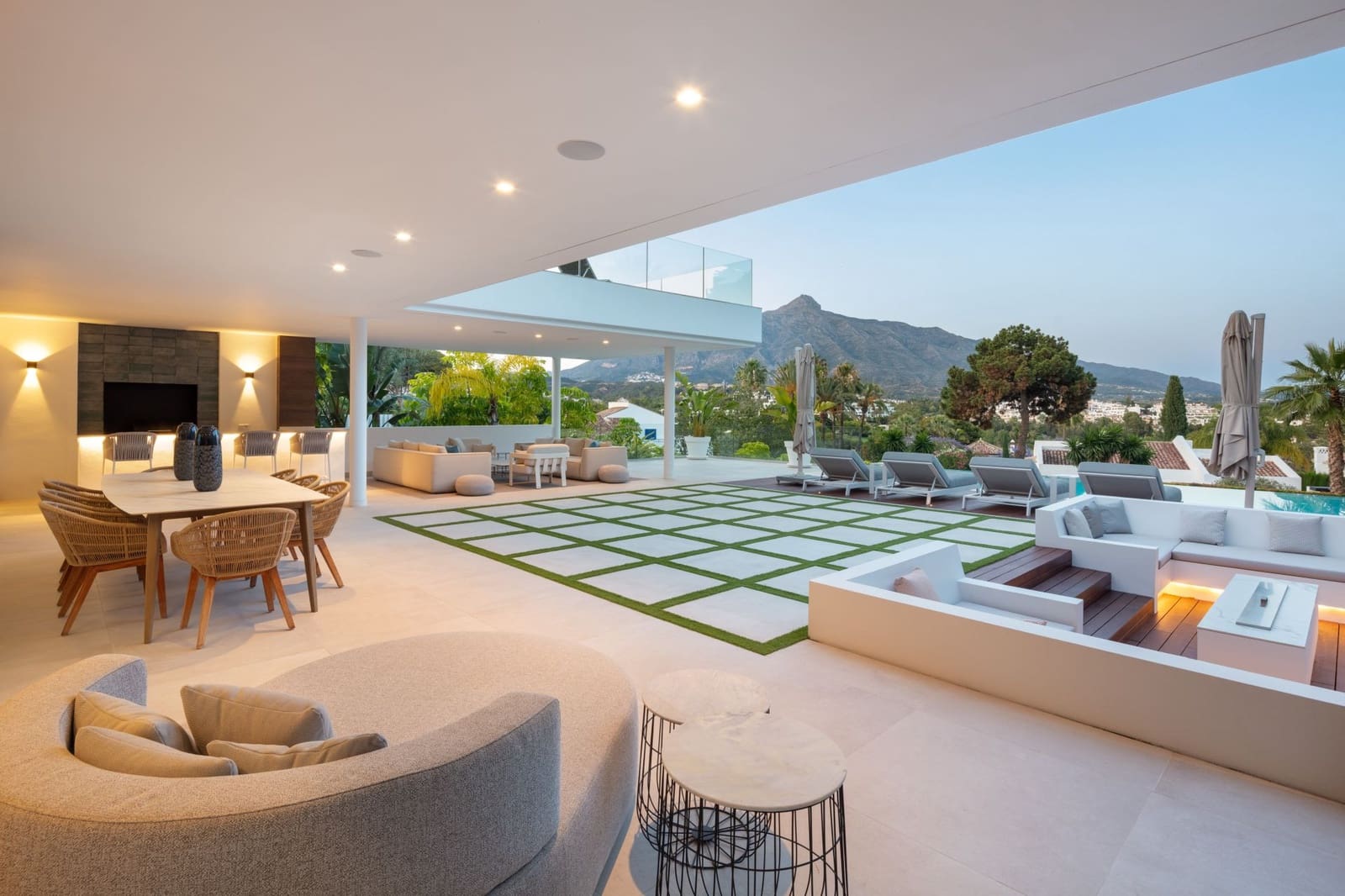 5 soverom Villa til salgs i Nueva Andalucia med svømmebasseng garasje - € 4 990 000 (Ref: 10186457)