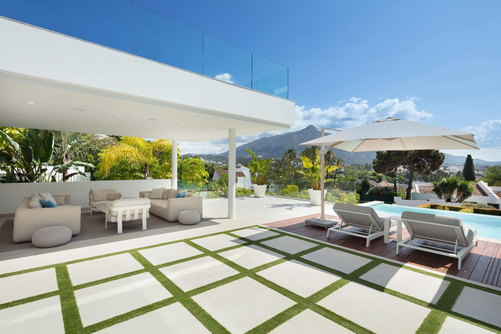5 soverom Villa til salgs i Nueva Andalucia med svømmebasseng garasje - € 4 990 000 (Ref: 10186457)