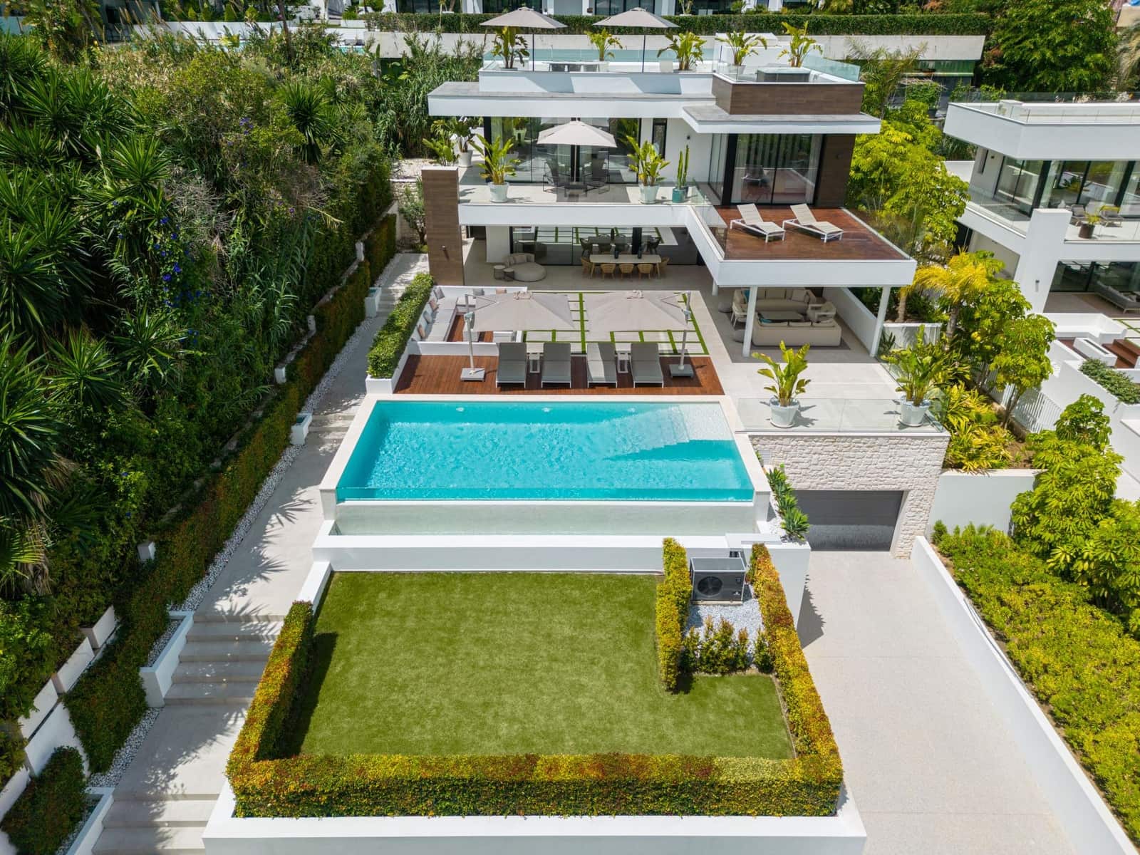 5 soverom Villa til salgs i Nueva Andalucia med svømmebasseng garasje - € 4 990 000 (Ref: 10186457)