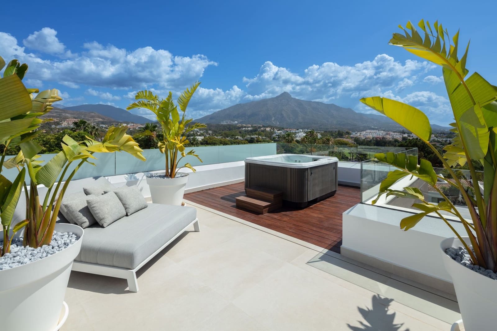 5 soverom Villa til salgs i Nueva Andalucia med svømmebasseng garasje - € 4 990 000 (Ref: 10186457)