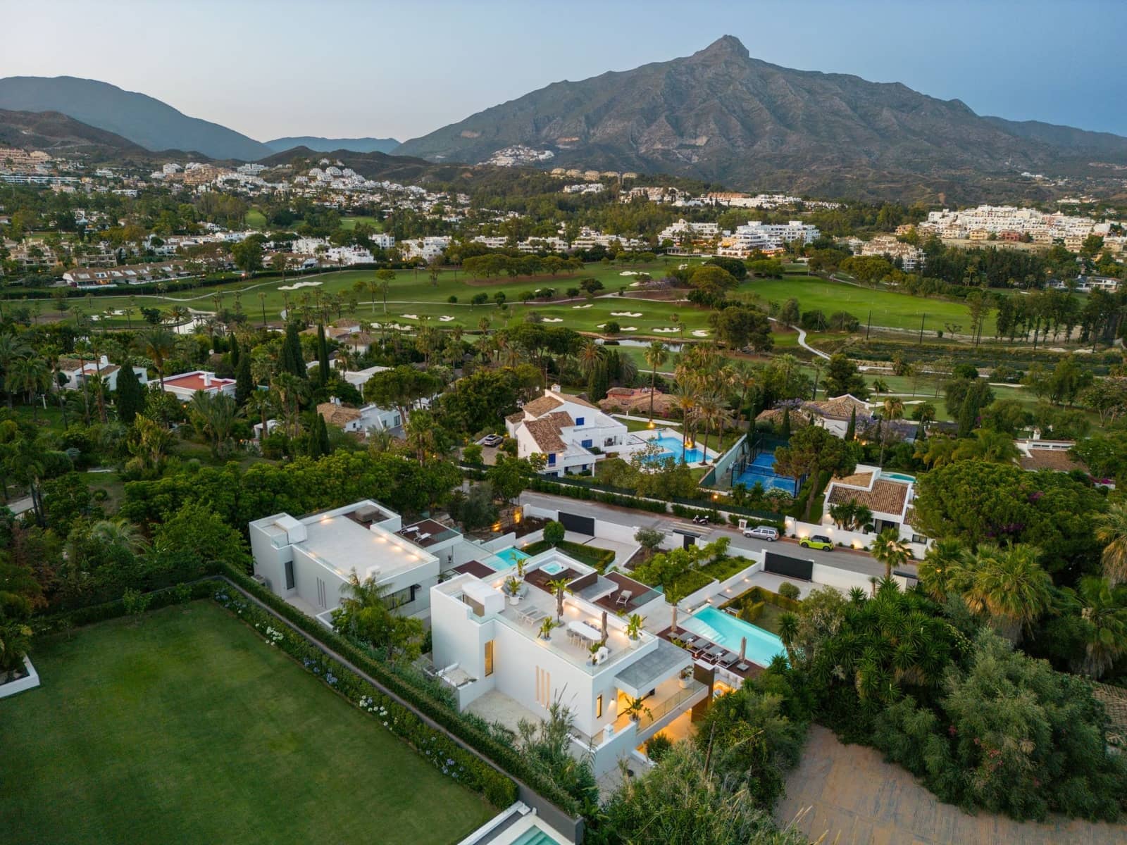 5 soverom Villa til salgs i Nueva Andalucia med svømmebasseng garasje - € 4 990 000 (Ref: 10186457)