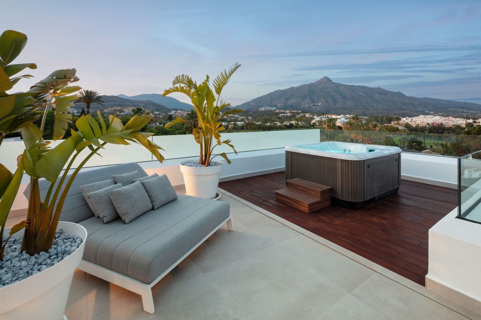 5 soverom Villa til salgs i Nueva Andalucia med svømmebasseng garasje - € 4 990 000 (Ref: 10186457)