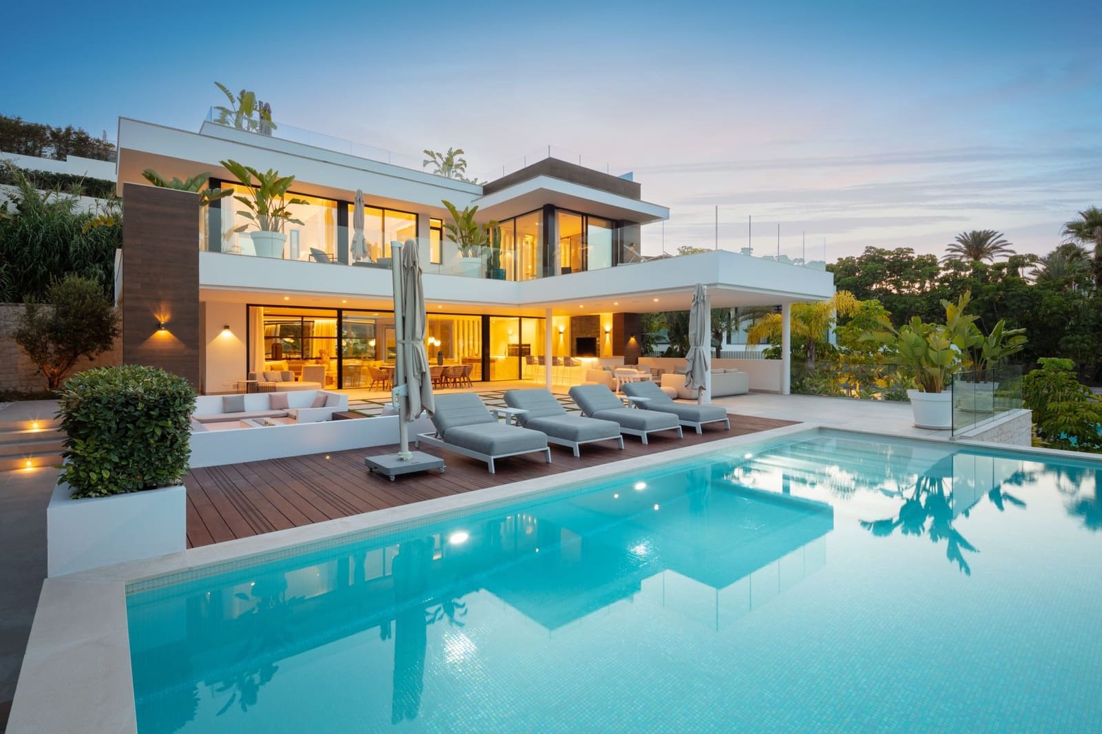 5 soverom Villa til salgs i Nueva Andalucia med svømmebasseng garasje - € 4 990 000 (Ref: 10186457)