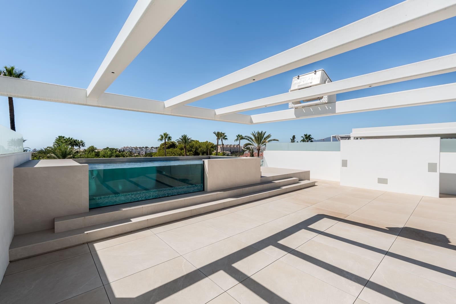 Pareado de 4 habitaciones en Nueva Andalucia en venta con piscina garaje - 4.800.000 € (Ref: 10186459)