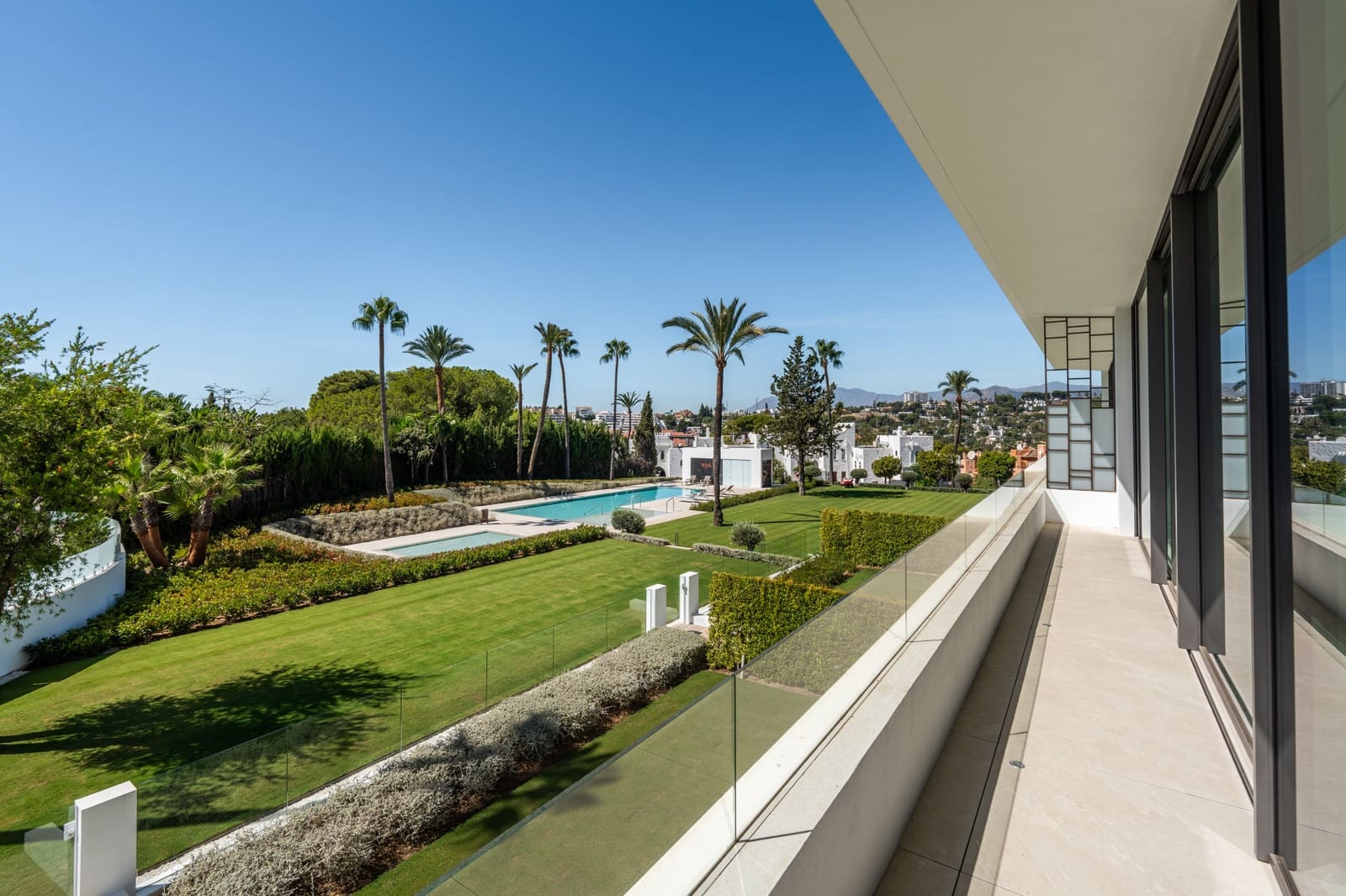 Pareado de 4 habitaciones en Nueva Andalucia en venta con piscina garaje - 4.800.000 € (Ref: 10186459)