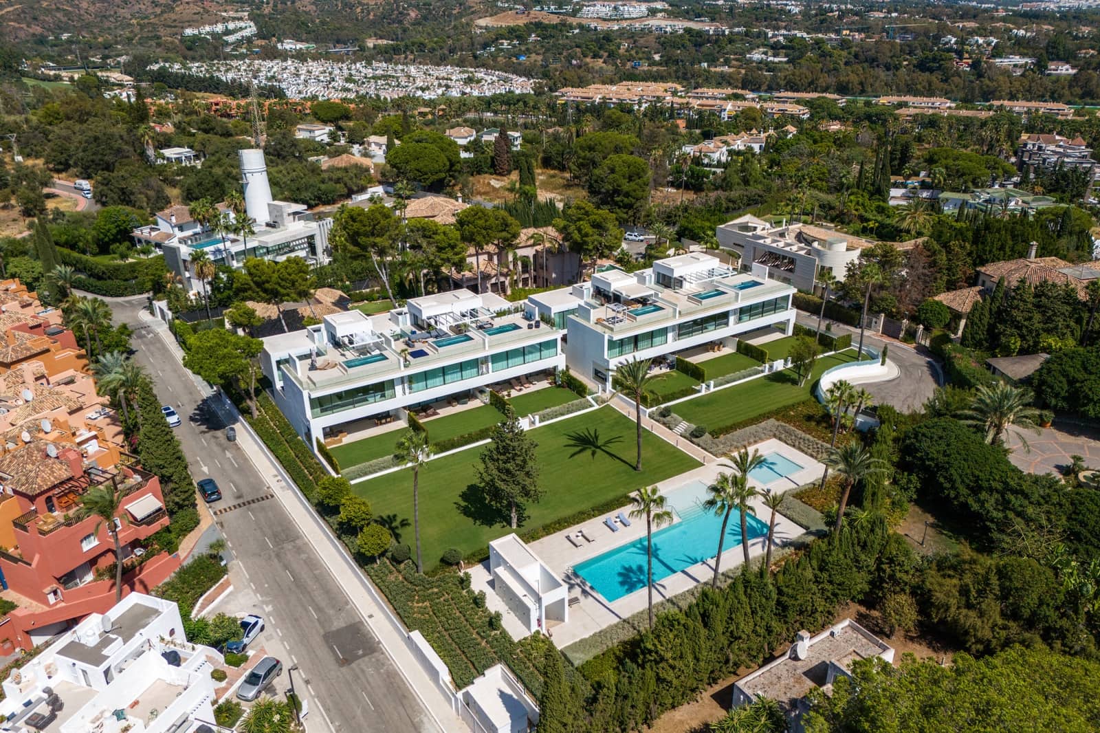 Pareado de 4 habitaciones en Nueva Andalucia en venta con piscina garaje - 4.800.000 € (Ref: 10186459)