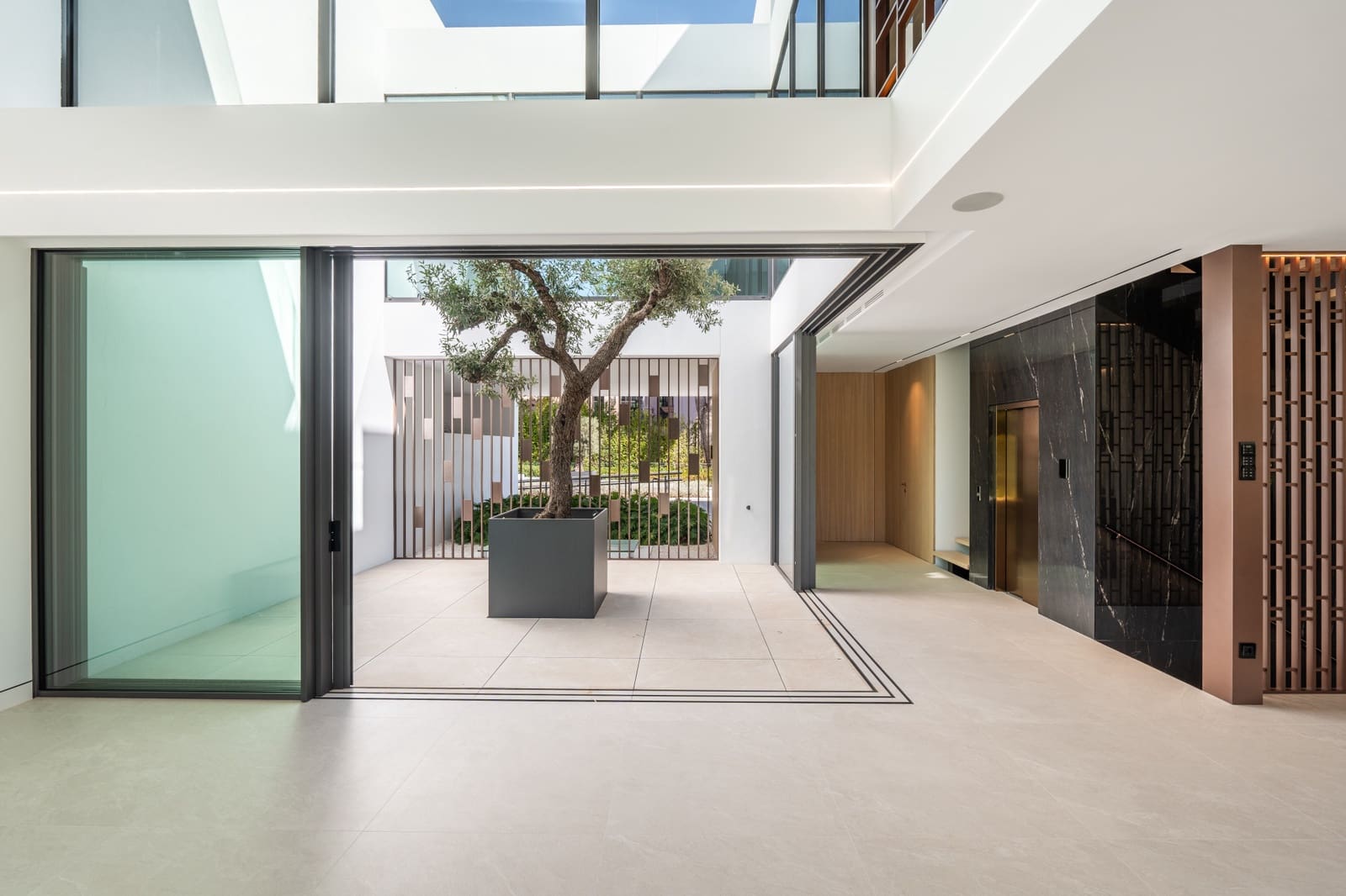 Pareado de 4 habitaciones en Nueva Andalucia en venta con piscina garaje - 4.800.000 € (Ref: 10186459)