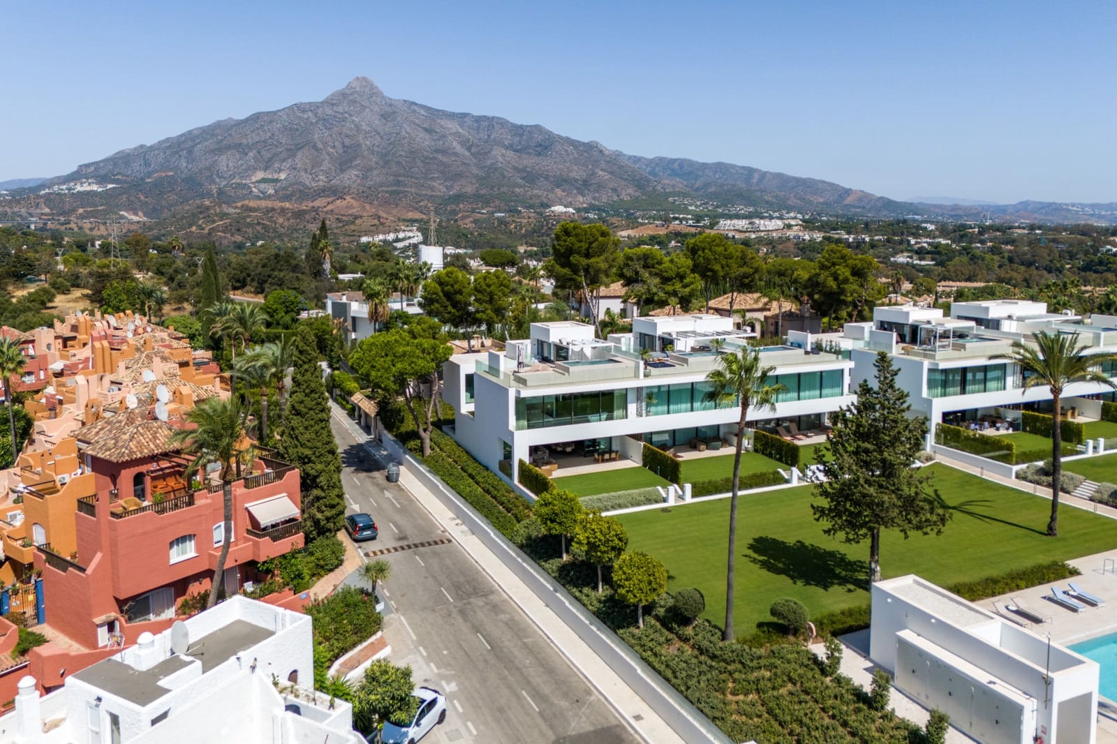 Pareado de 4 habitaciones en Nueva Andalucia en venta con piscina garaje - 4.800.000 € (Ref: 10186459)