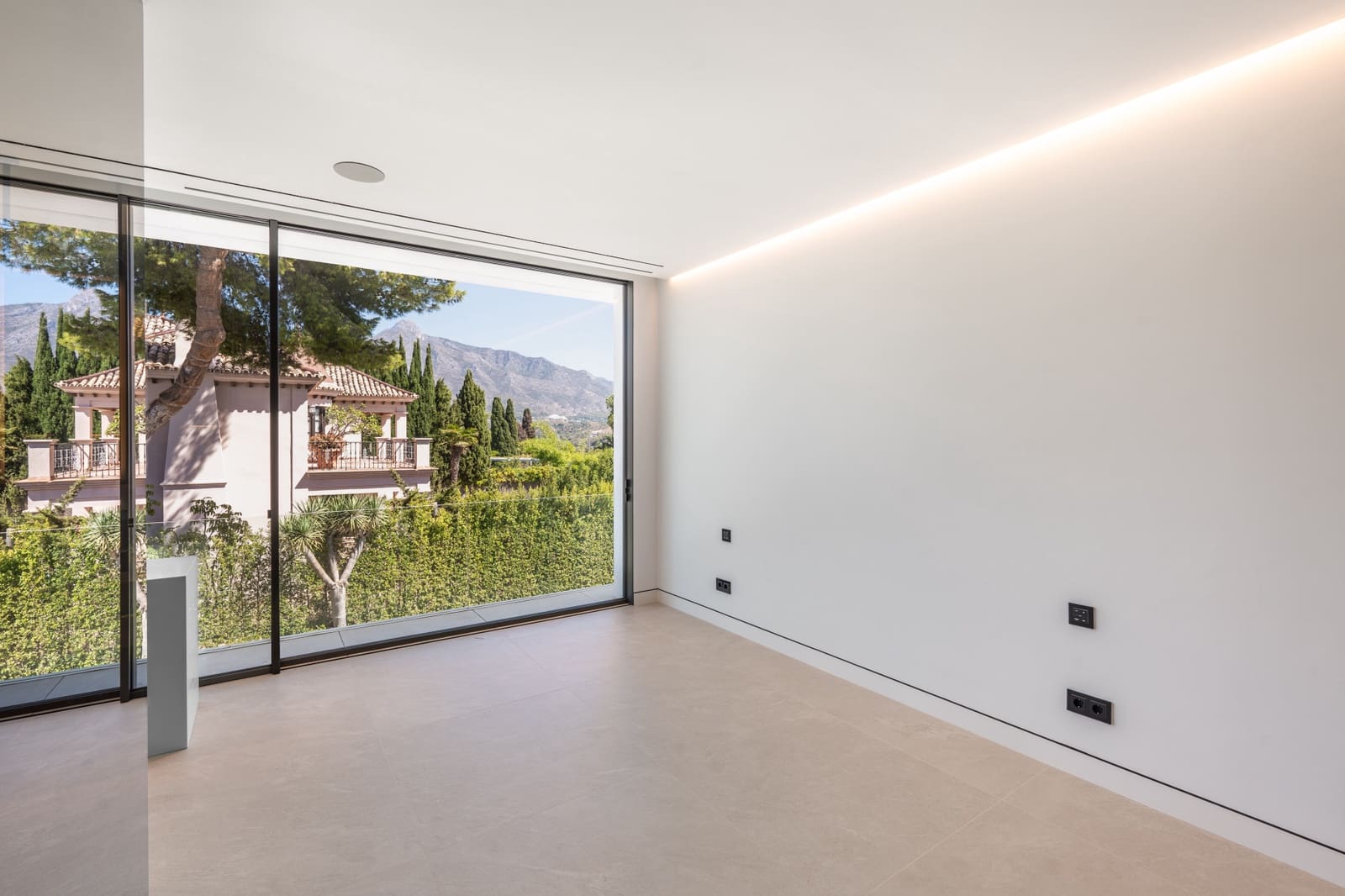 Pareado de 4 habitaciones en Nueva Andalucia en venta con piscina garaje - 4.800.000 € (Ref: 10186459)