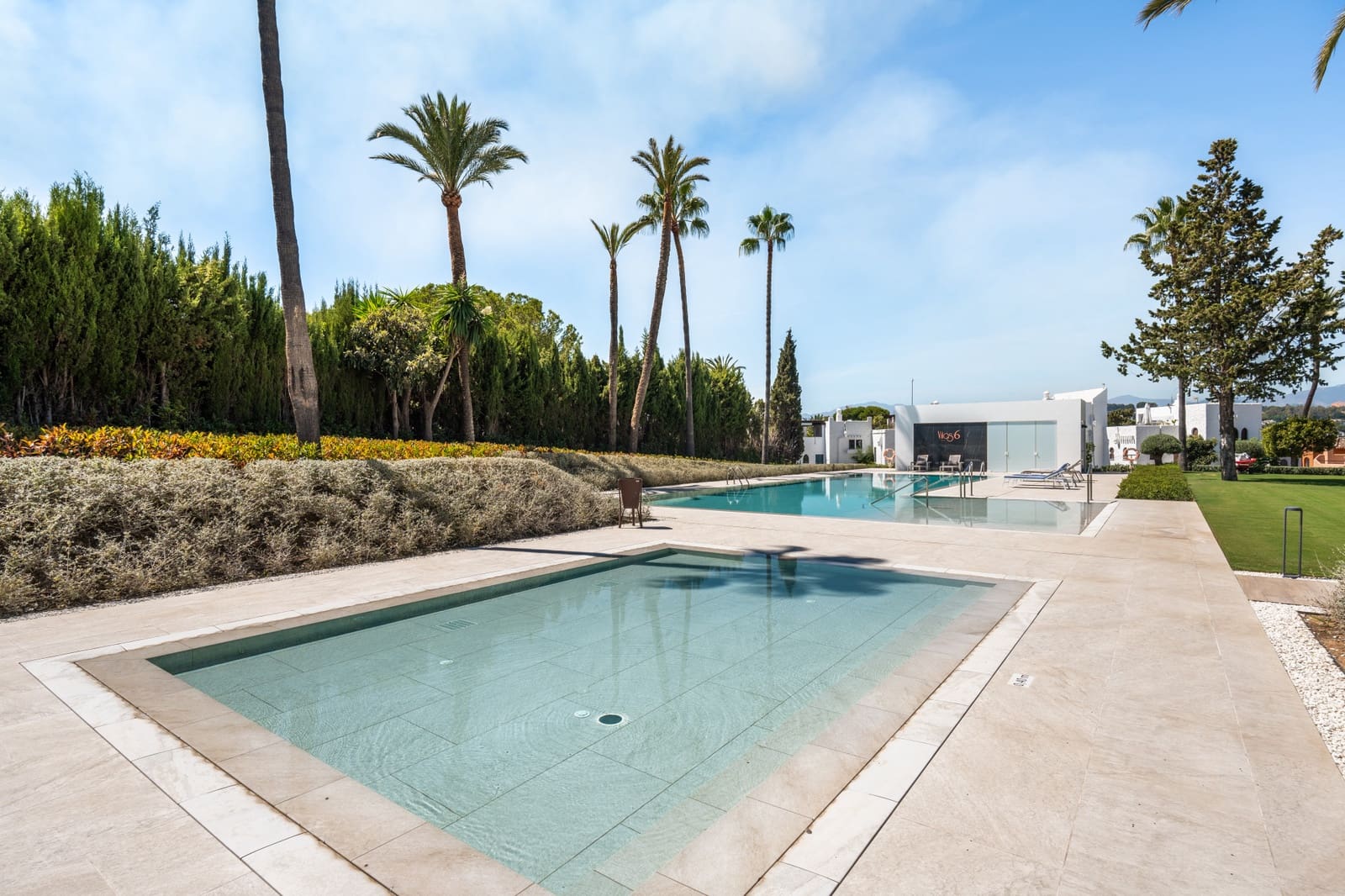 Pareado de 4 habitaciones en Nueva Andalucia en venta con piscina garaje - 4.800.000 € (Ref: 10186459)