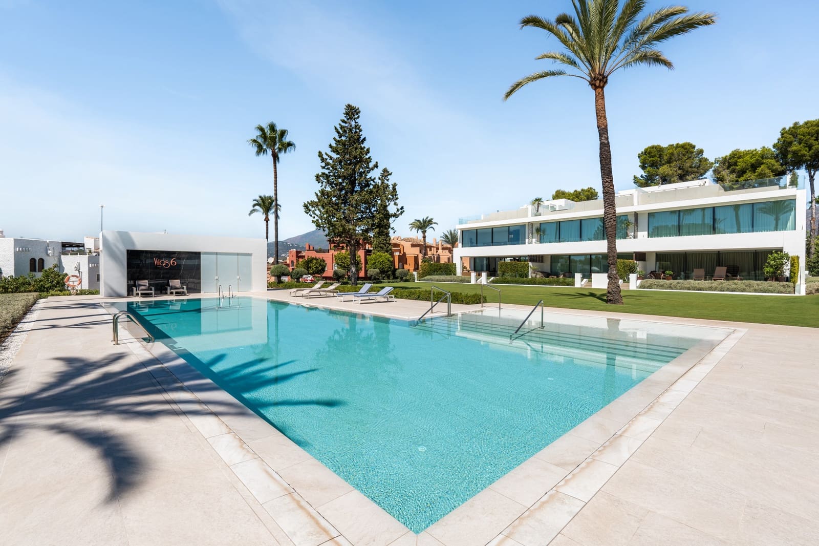 Pareado de 4 habitaciones en Nueva Andalucia en venta con piscina garaje - 4.800.000 € (Ref: 10186459)