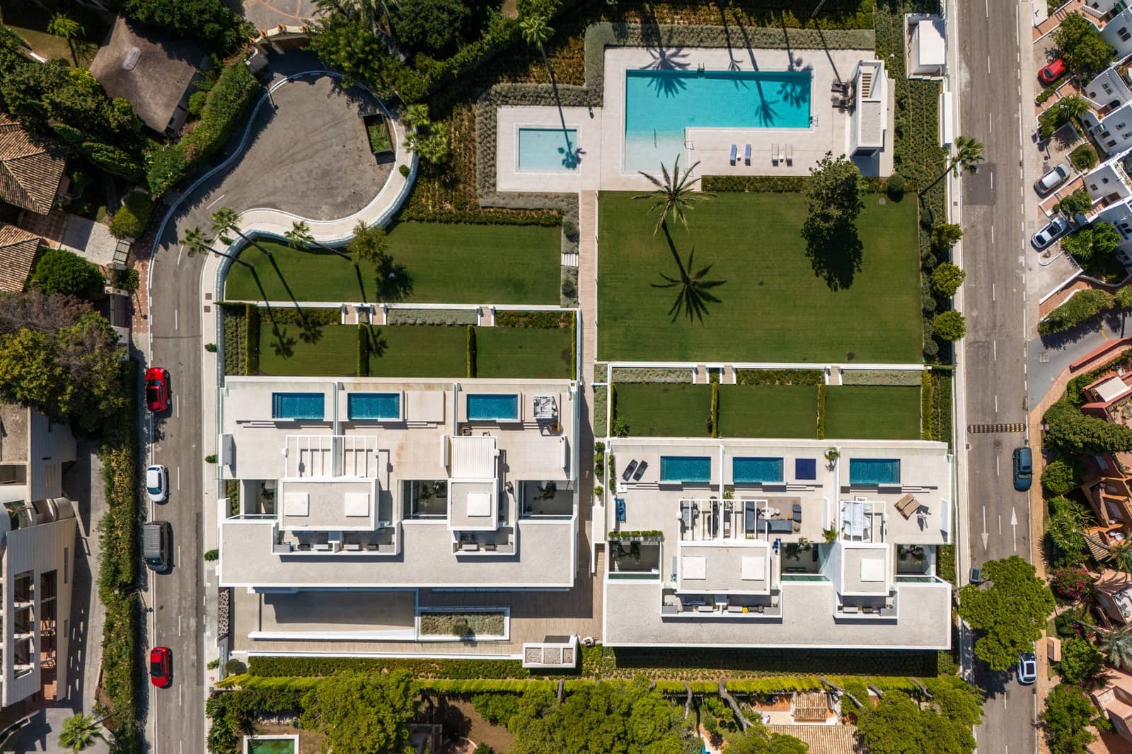 Pareado de 4 habitaciones en Nueva Andalucia en venta con piscina garaje - 4.800.000 € (Ref: 10186459)