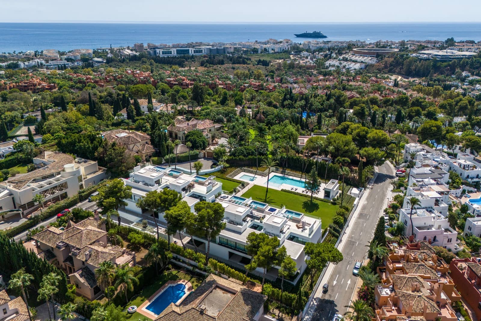 Pareado de 4 habitaciones en Nueva Andalucia en venta con piscina garaje - 4.800.000 € (Ref: 10186459)