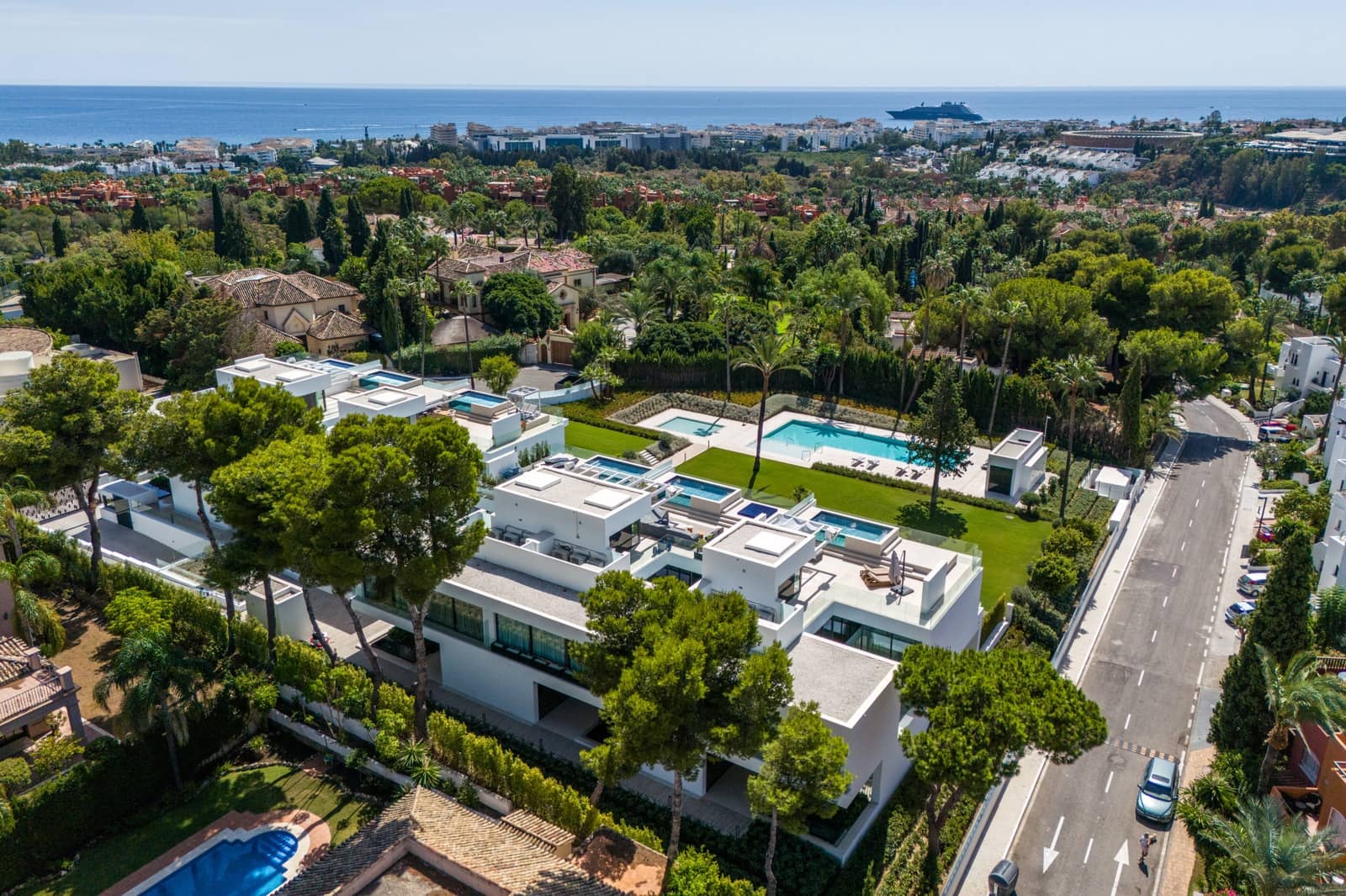 Pareado de 4 habitaciones en Nueva Andalucia en venta con piscina garaje - 4.800.000 € (Ref: 10186459)