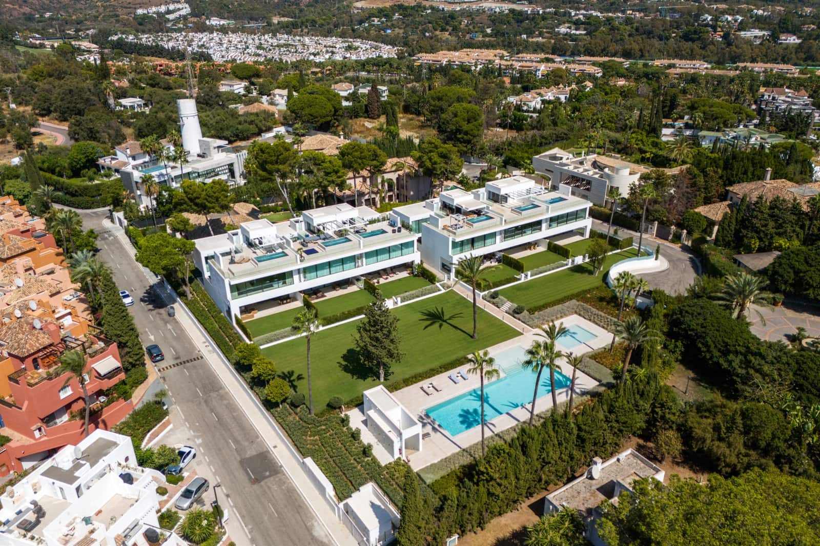 Pareado de 4 habitaciones en Nueva Andalucia en venta con piscina garaje - 4.800.000 € (Ref: 10186459)