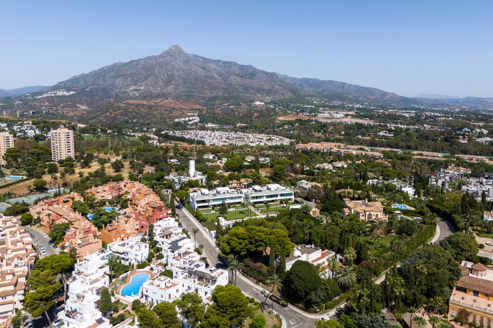 Pareado de 4 habitaciones en Nueva Andalucia en venta con piscina garaje - 4.800.000 € (Ref: 10186459)