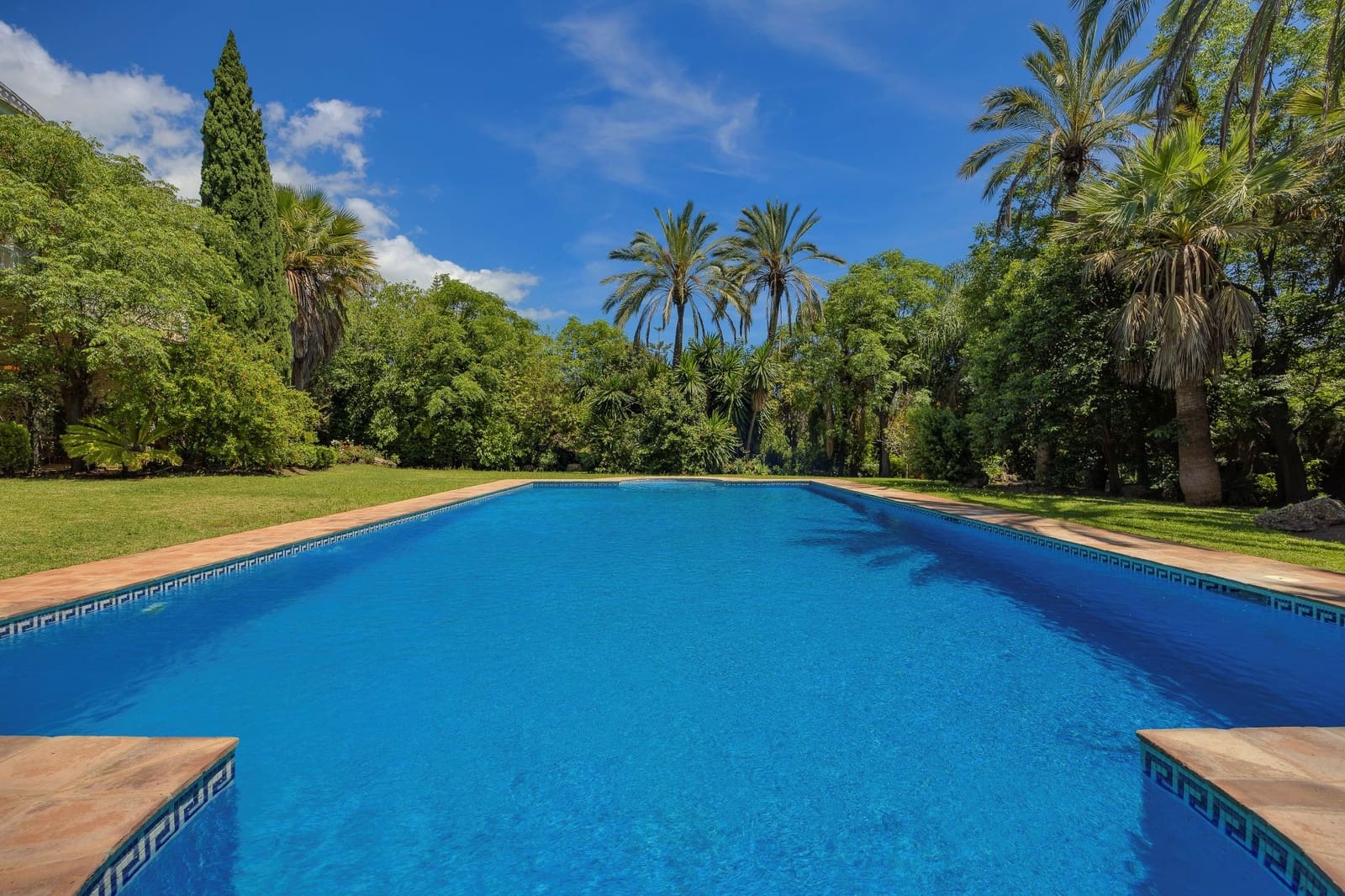 Chalet de 9 habitaciones en Marbella en venta con piscina garaje - 7.900.000 € (Ref: 10186471)