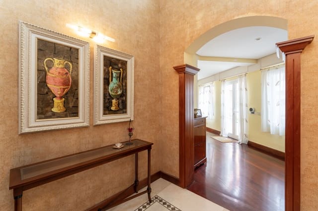 11 bedroom Villa for sale in Las Palmas de Gran Canaria - € 2,690,000 (Ref: 8947365)