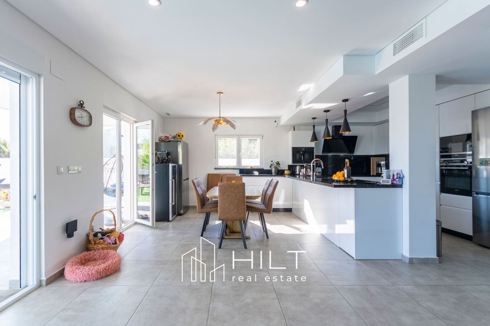 4 bedroom Villa for sale in Torrevieja with pool garage - € 949,999 (Ref: 10008323)