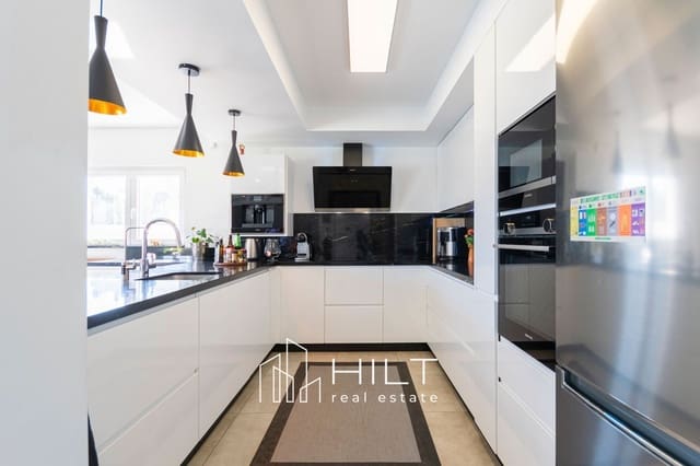 4 Zimmer Villa zu verkaufen in Torrevieja mit Pool Garage - 949.999 € (Ref: 10077641)